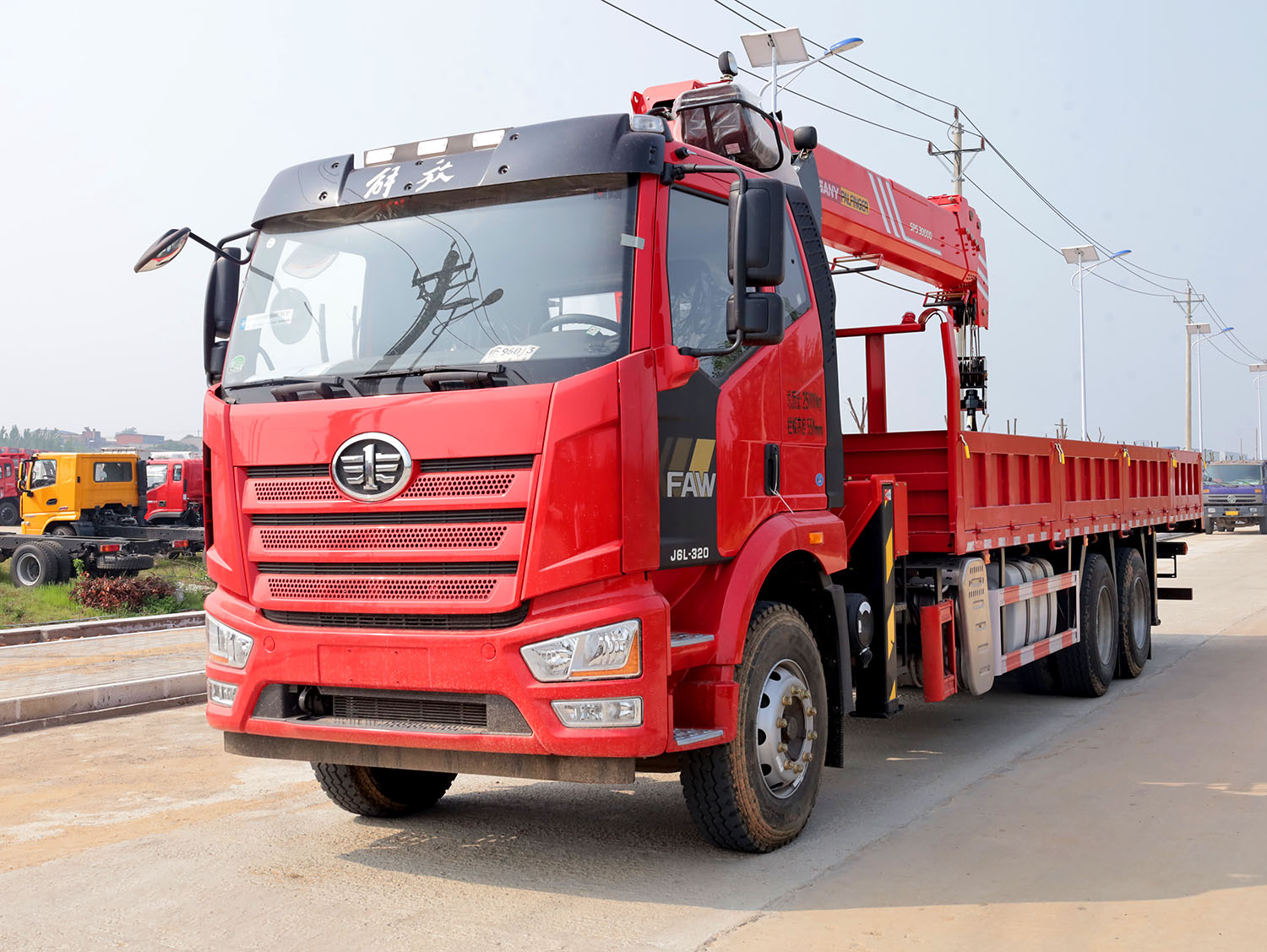 解放J6L后雙橋上裝三一12噸直臂式吊機