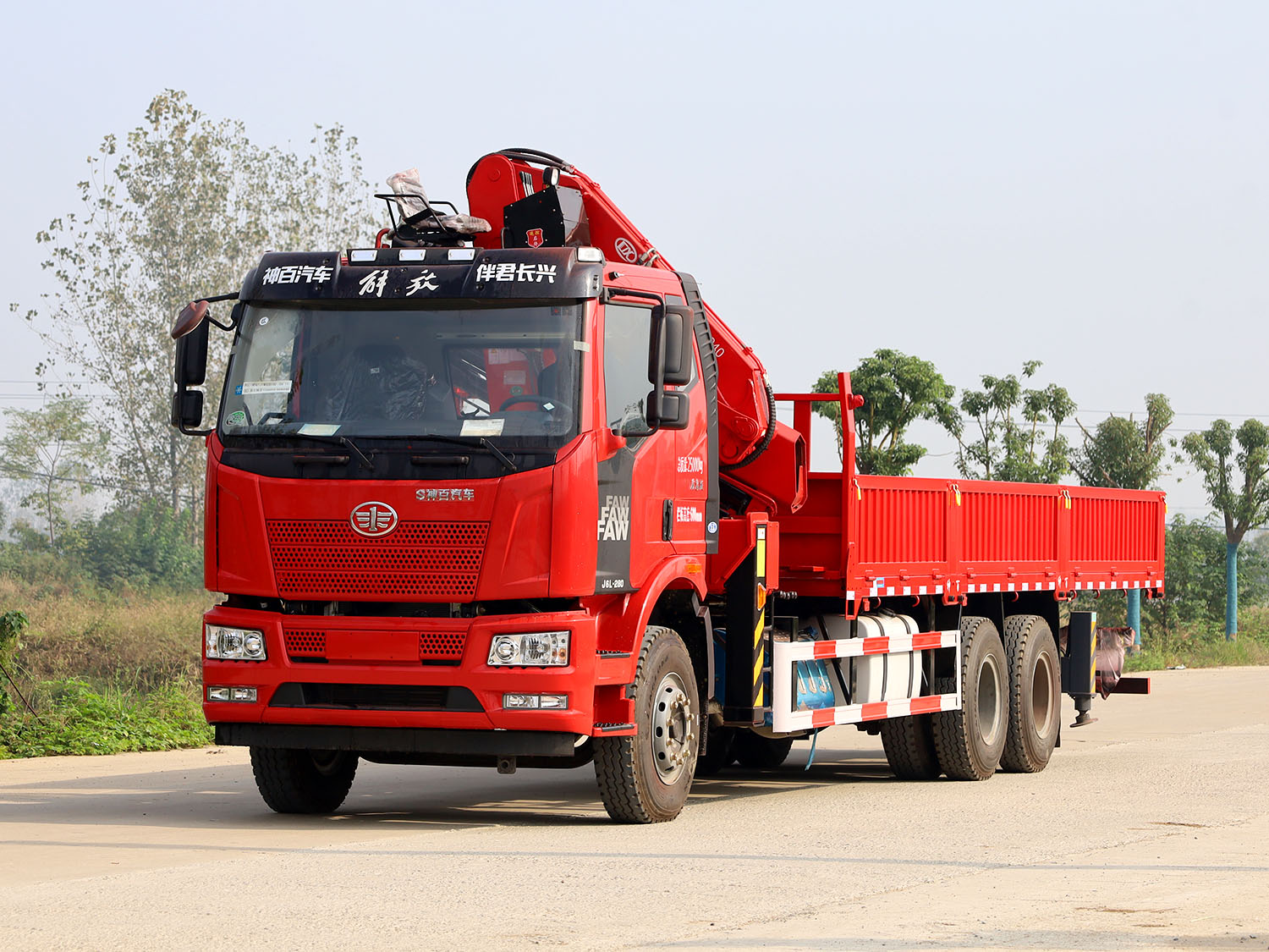 解放J6L后雙橋上裝長興12噸折臂式吊機