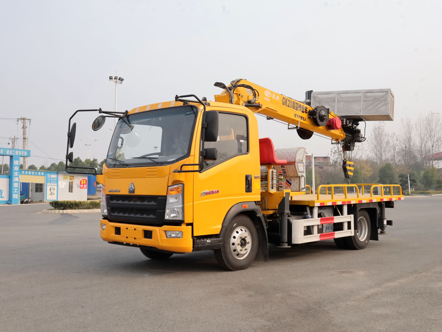 重汽豪沃單排上裝長興5噸直臂式吊機（帶高空作業功能）