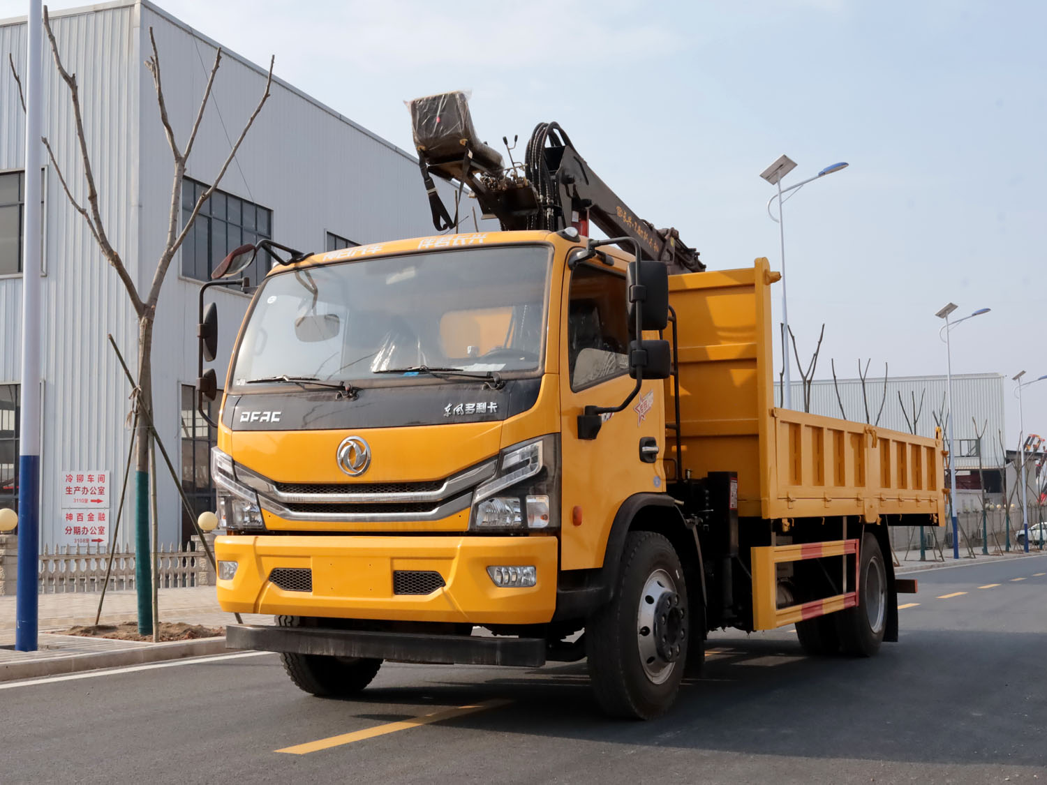 東風多利卡D7單排上裝長興7.8米抓木機