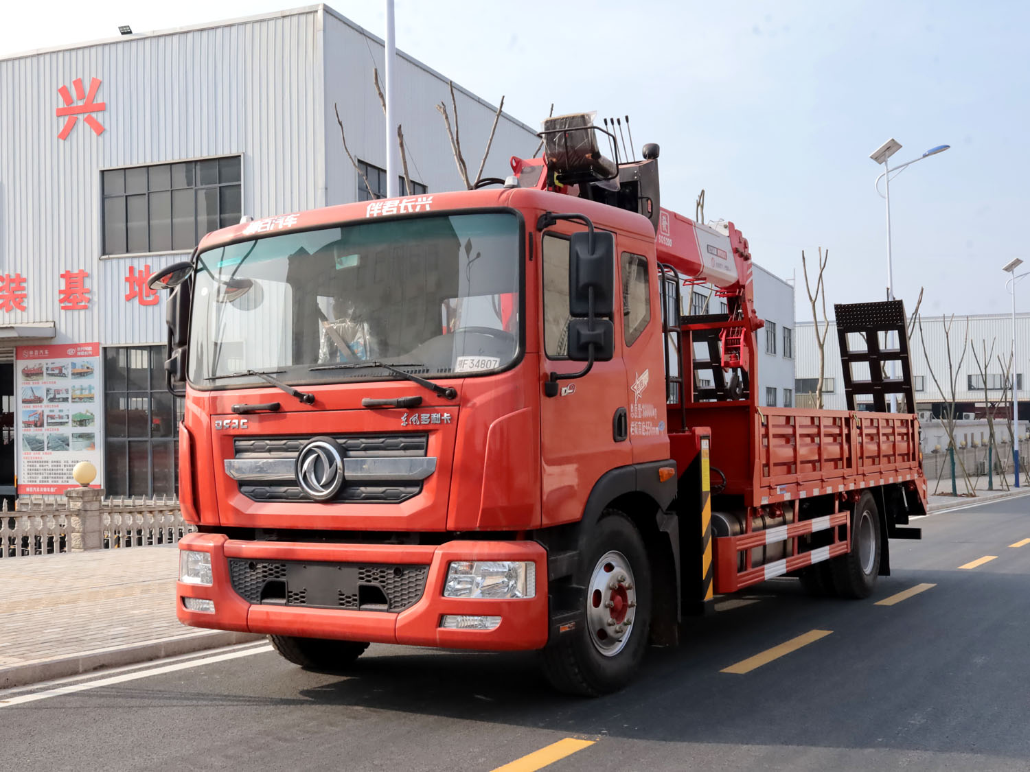 東風多利卡D9排半上裝長興發財版8噸直臂式吊機（帶爬梯）