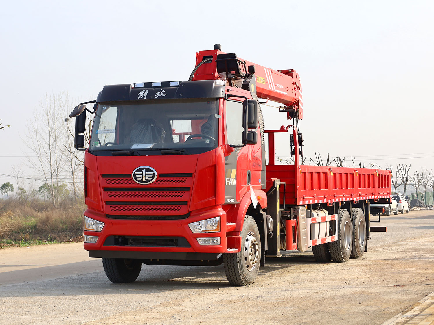 解放J6L后雙橋上裝三一14噸直臂式吊機