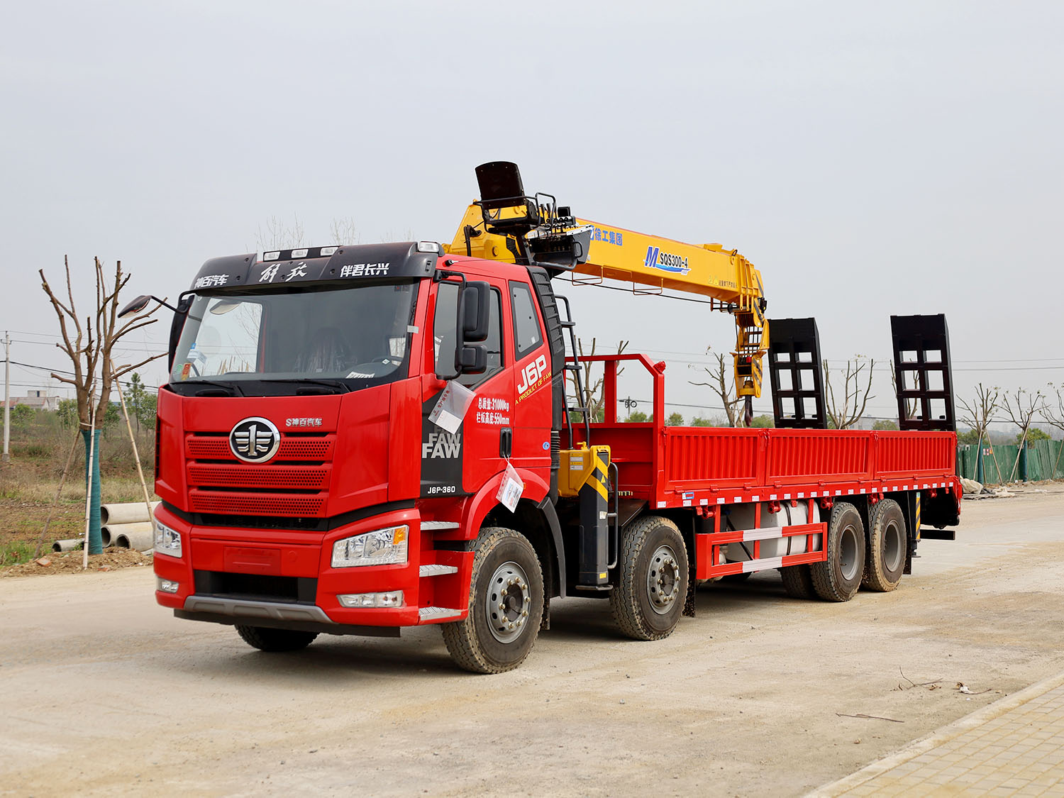 解放J6P前四后八上裝徐工12噸直臂式吊機（帶爬梯）