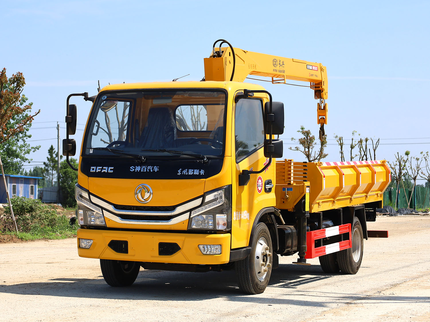 東風多利卡D6單排上裝長興4噸直臂式吊機（隨車吊清運車，3節臂）