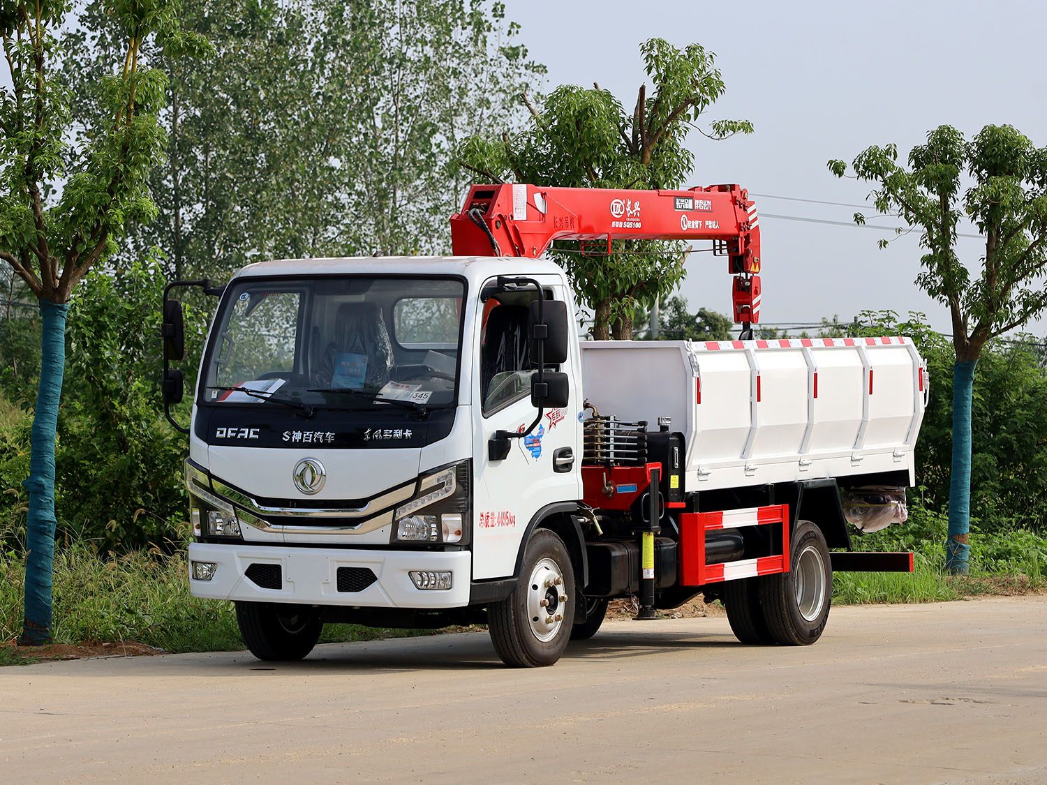 東風多利卡D6單排上裝長興4噸直臂式吊機（隨車吊清運車，4節臂）