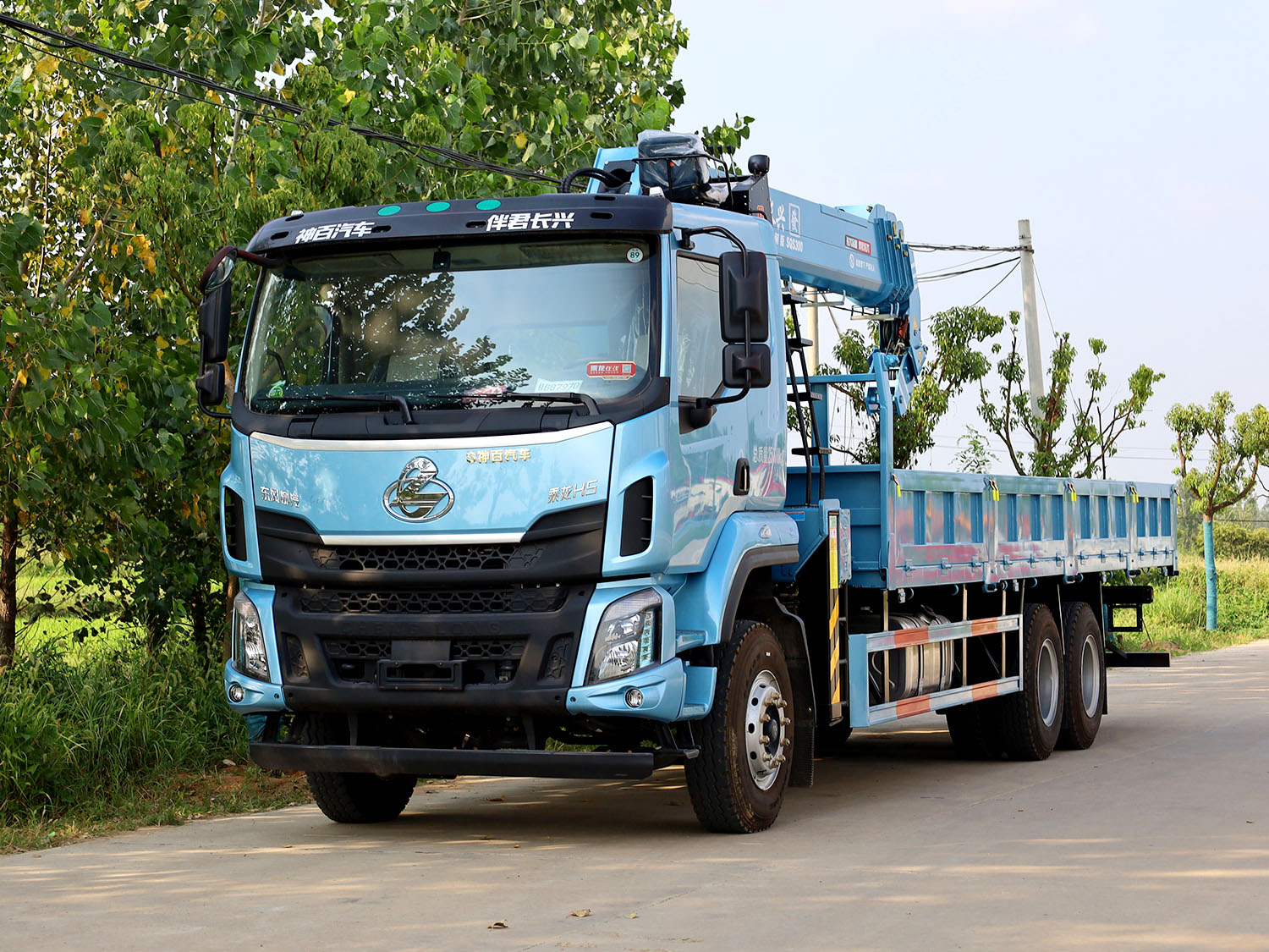 東風柳汽乘龍H5后八輪上裝長興發財版12噸直臂式吊機