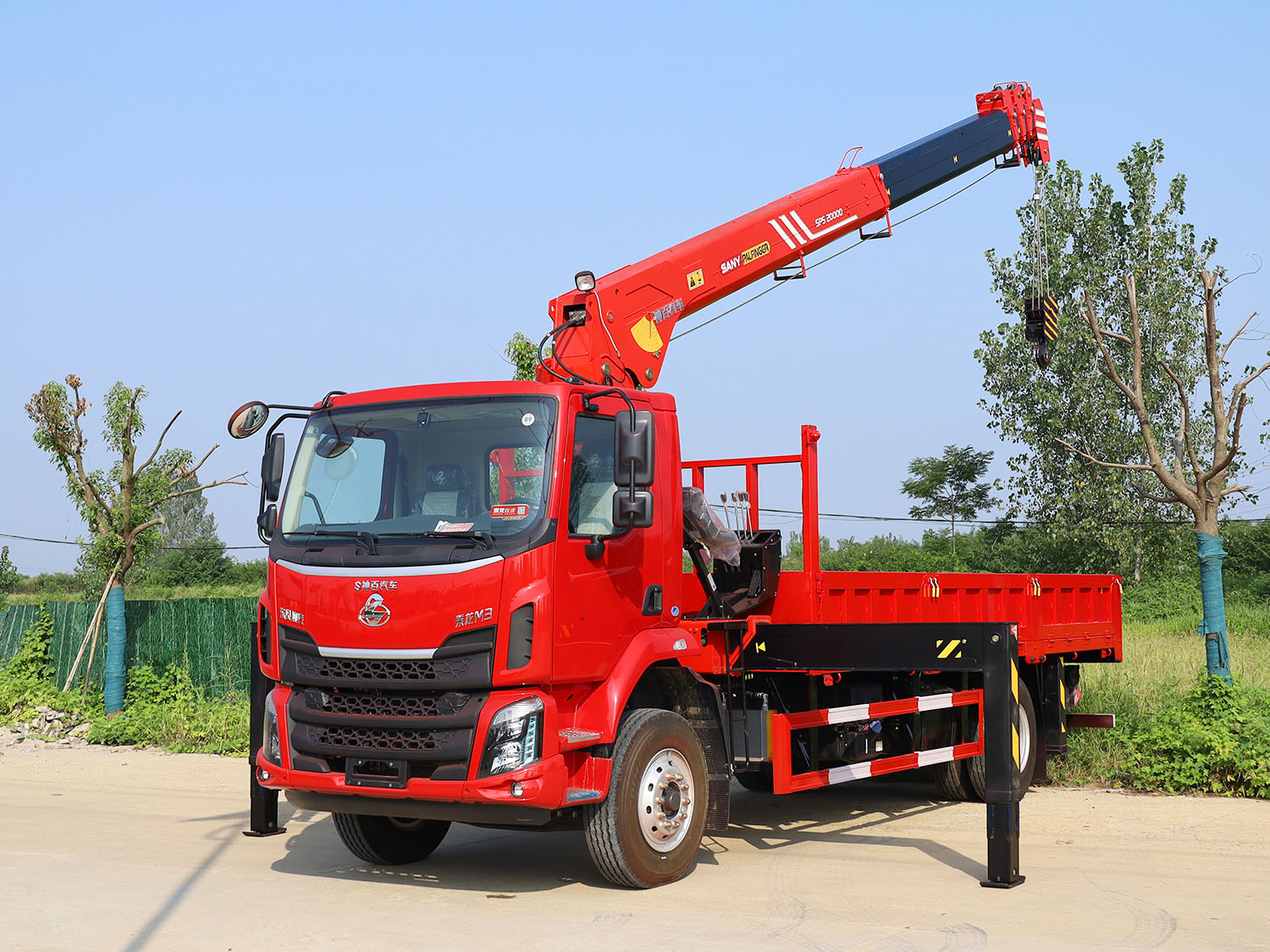 東風柳汽乘龍M3單排上裝三一8噸直臂式吊機（中操作）