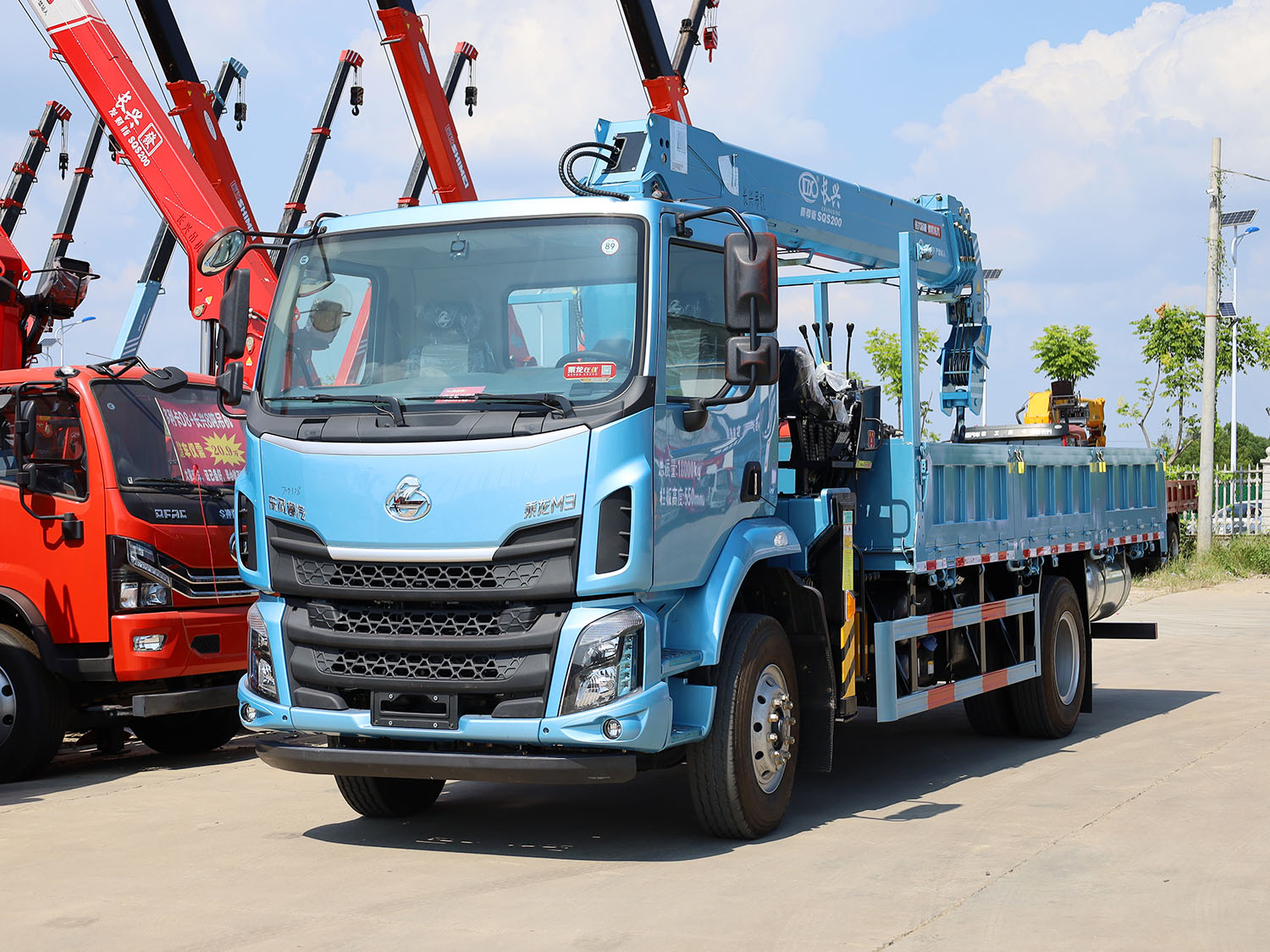 東風柳汽乘龍M3單排上裝長興質(zhì)尊8噸直臂式吊機（中操作，復(fù)合雙節(jié)前支腿）