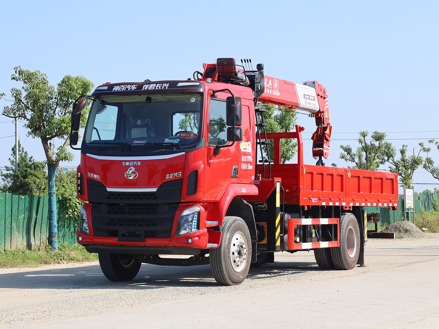 東風柳汽乘龍M3排半上裝長興發財版8噸直臂式吊機