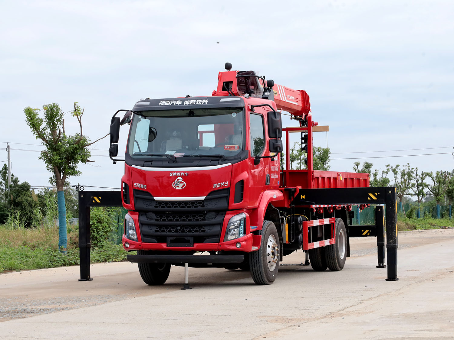 柳汽乘龍M3排半上裝三一8噸直臂式吊機（六條腿）