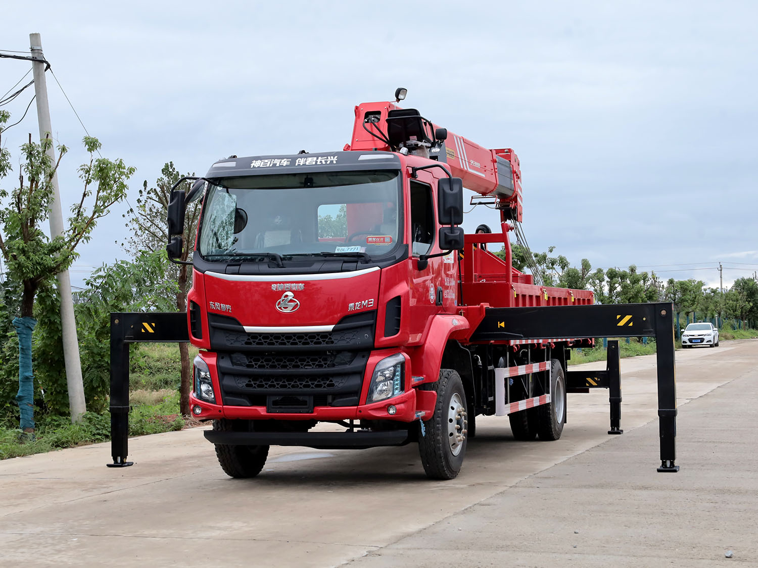 東風柳汽乘龍M3排半上裝三一12噸直臂式吊機