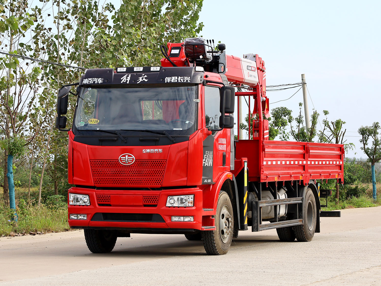 解放J6L單排上裝長興發財版8噸直臂式吊機