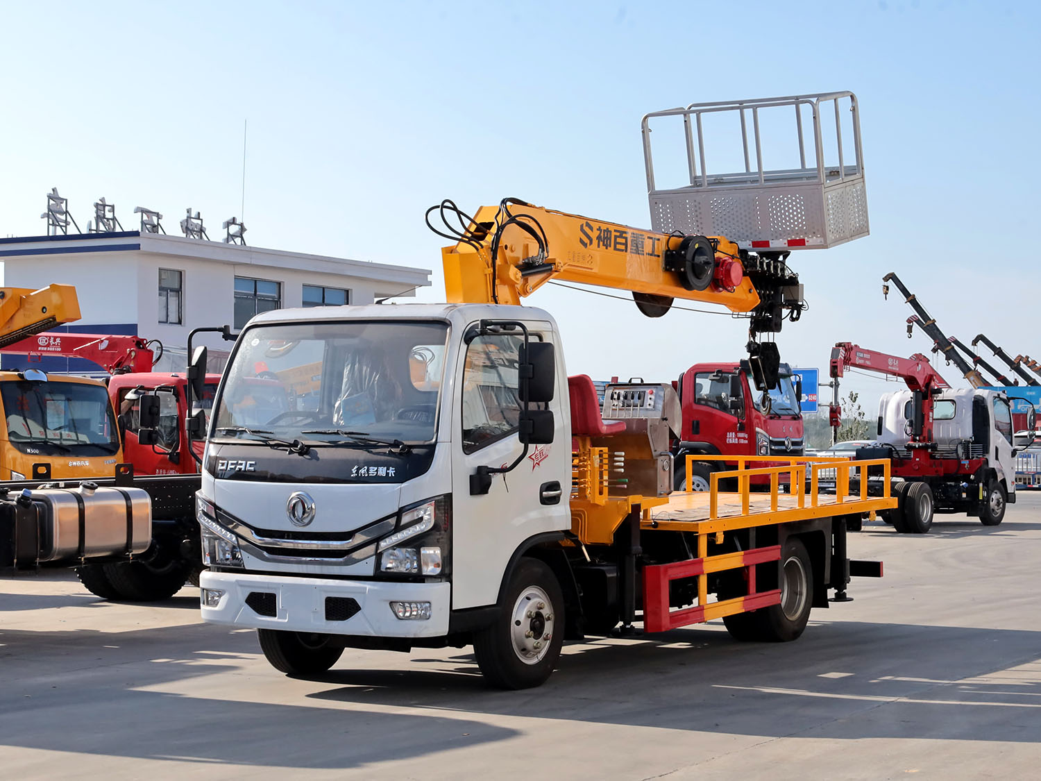 東風多利卡D6單排隨車吊式高空作業車（4噸，藍牌）