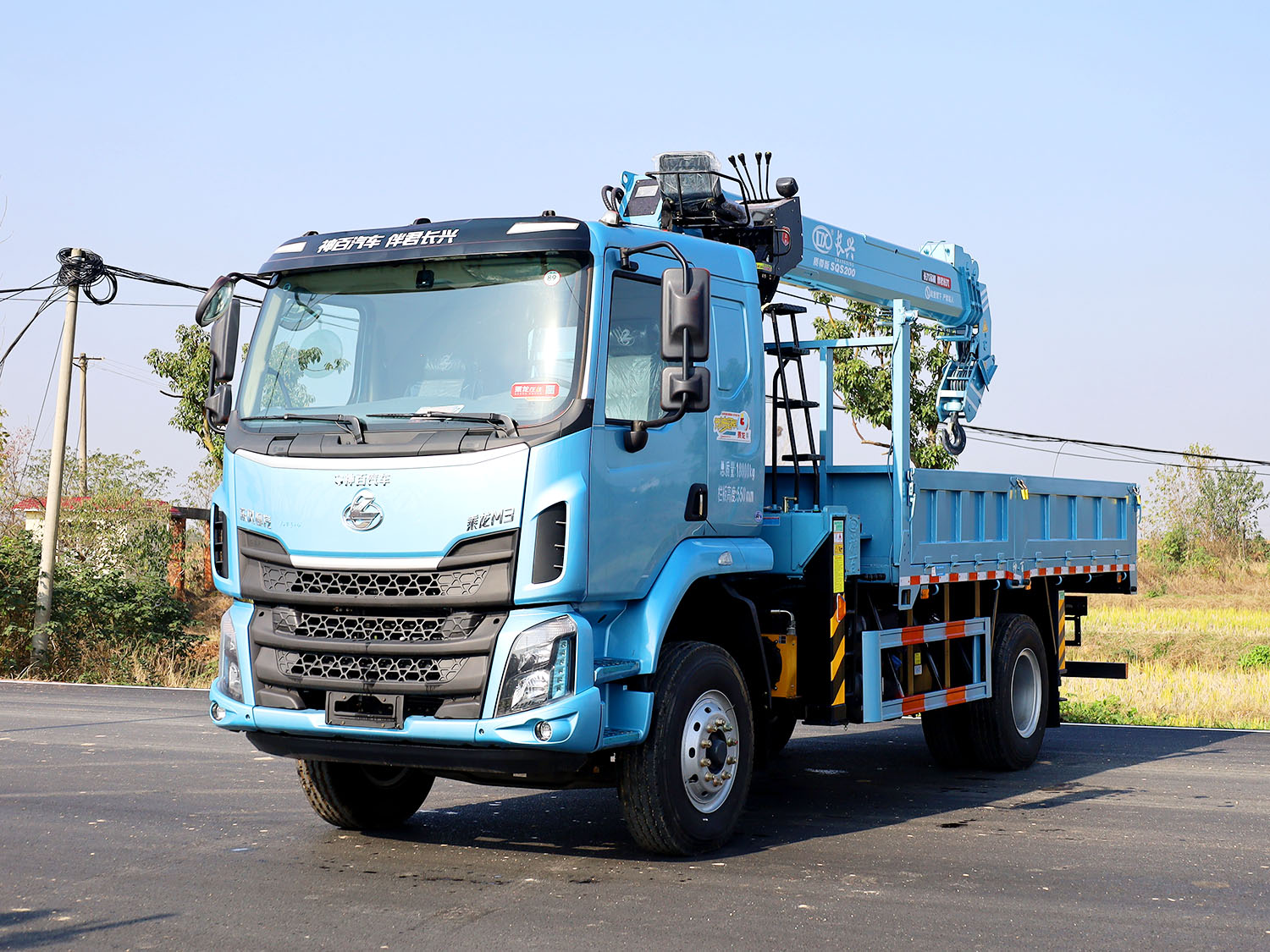 東風柳汽乘龍M3排半上裝長興質尊版8噸直臂式吊機（短軸距）