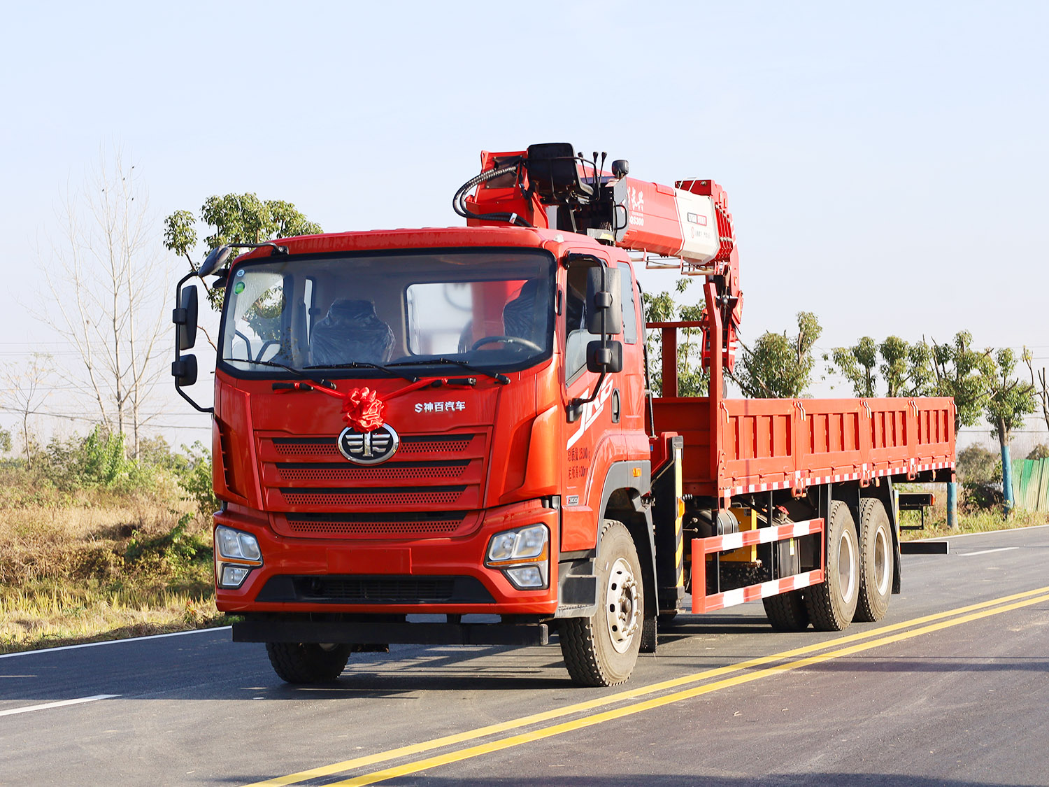 解放JK6后雙橋上裝長興質尊版12噸直臂式吊機