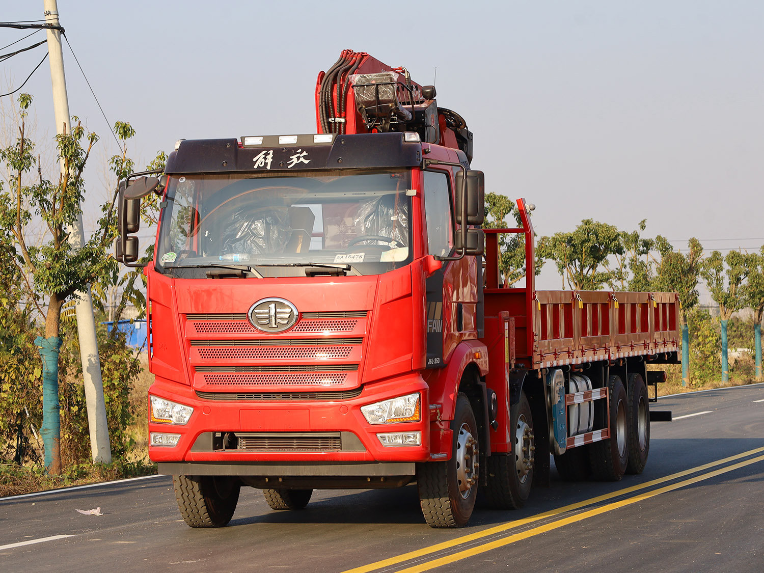 解放J6L前四后八上裝長興12噸折臂式吊機