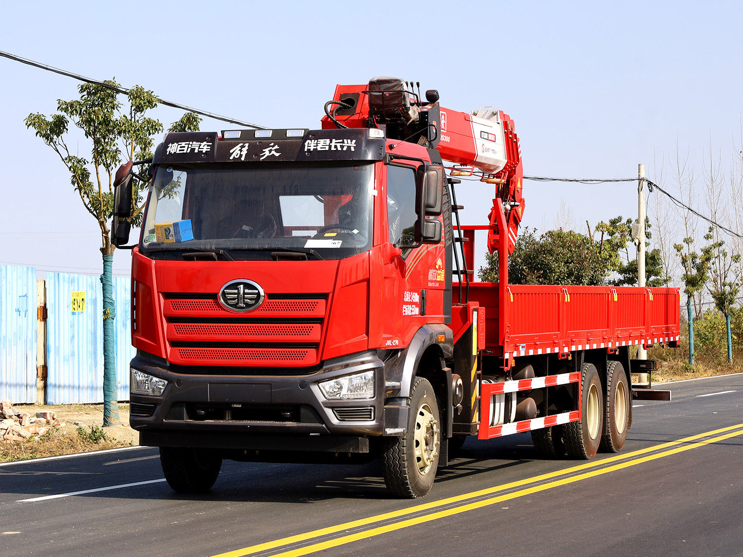 解放新J6L益途后雙橋上裝長興12噸直臂式吊機