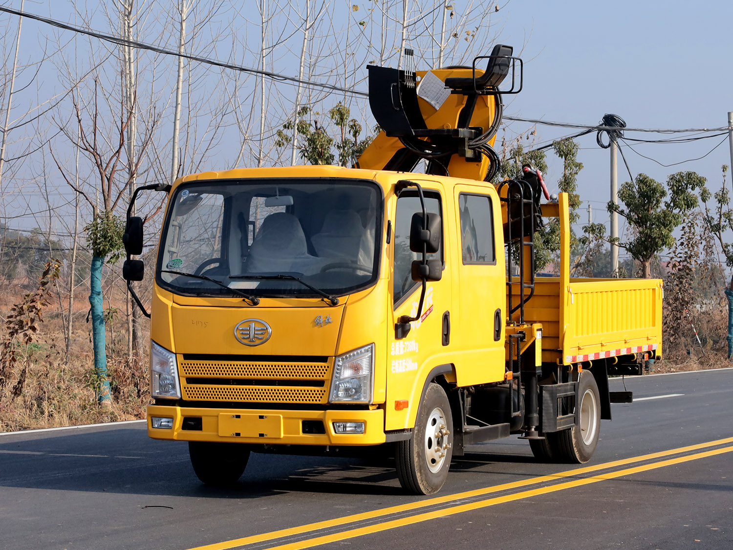 解放虎VR雙排座上裝長興3.2噸折臂式吊機