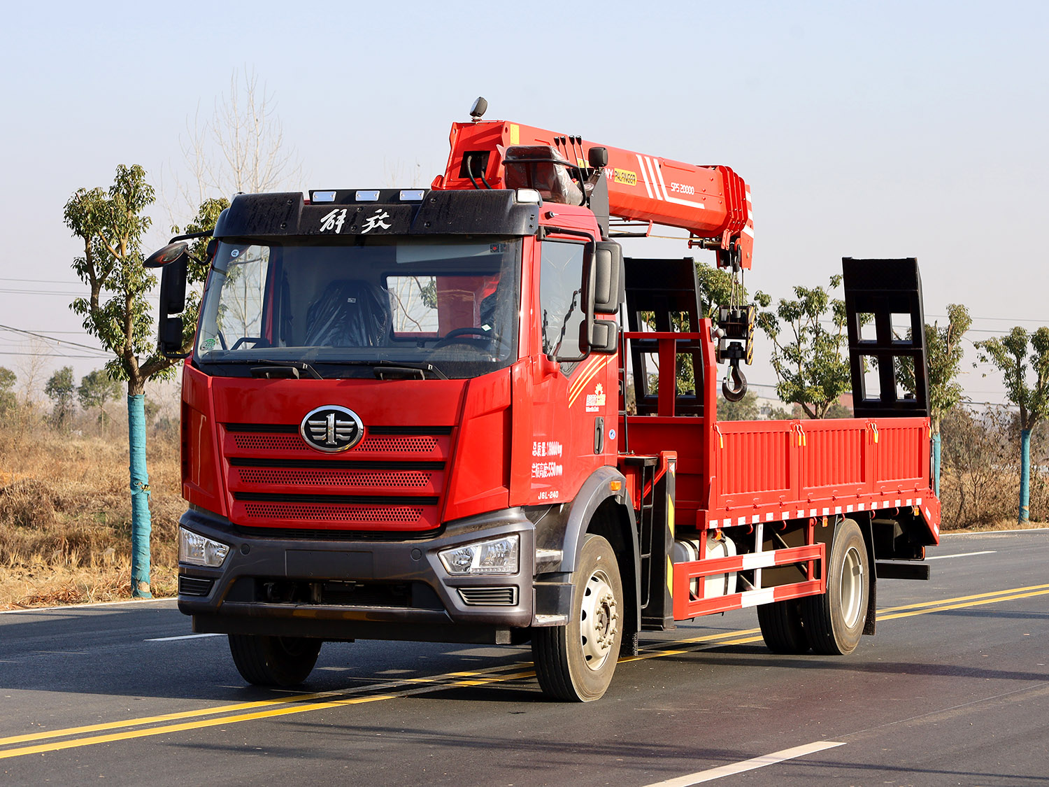 解放J6L益途單排上裝三一8噸直臂式吊機（帶爬梯）