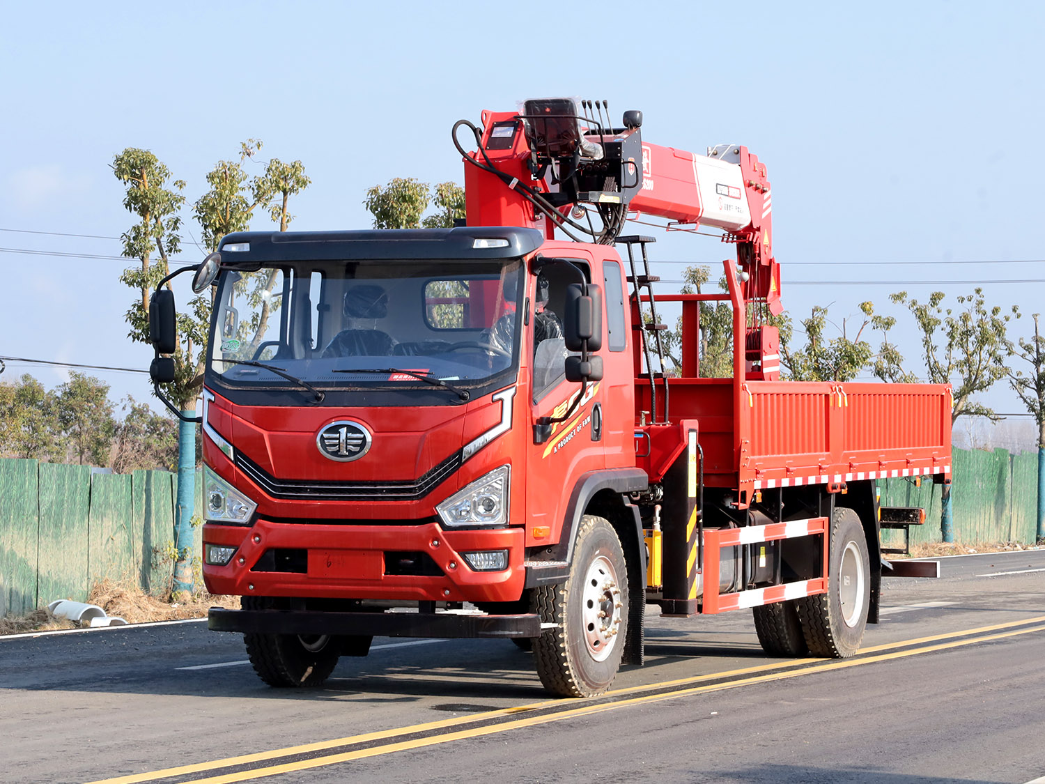 解放虎6G排半上裝長興發財版8噸直臂式吊機