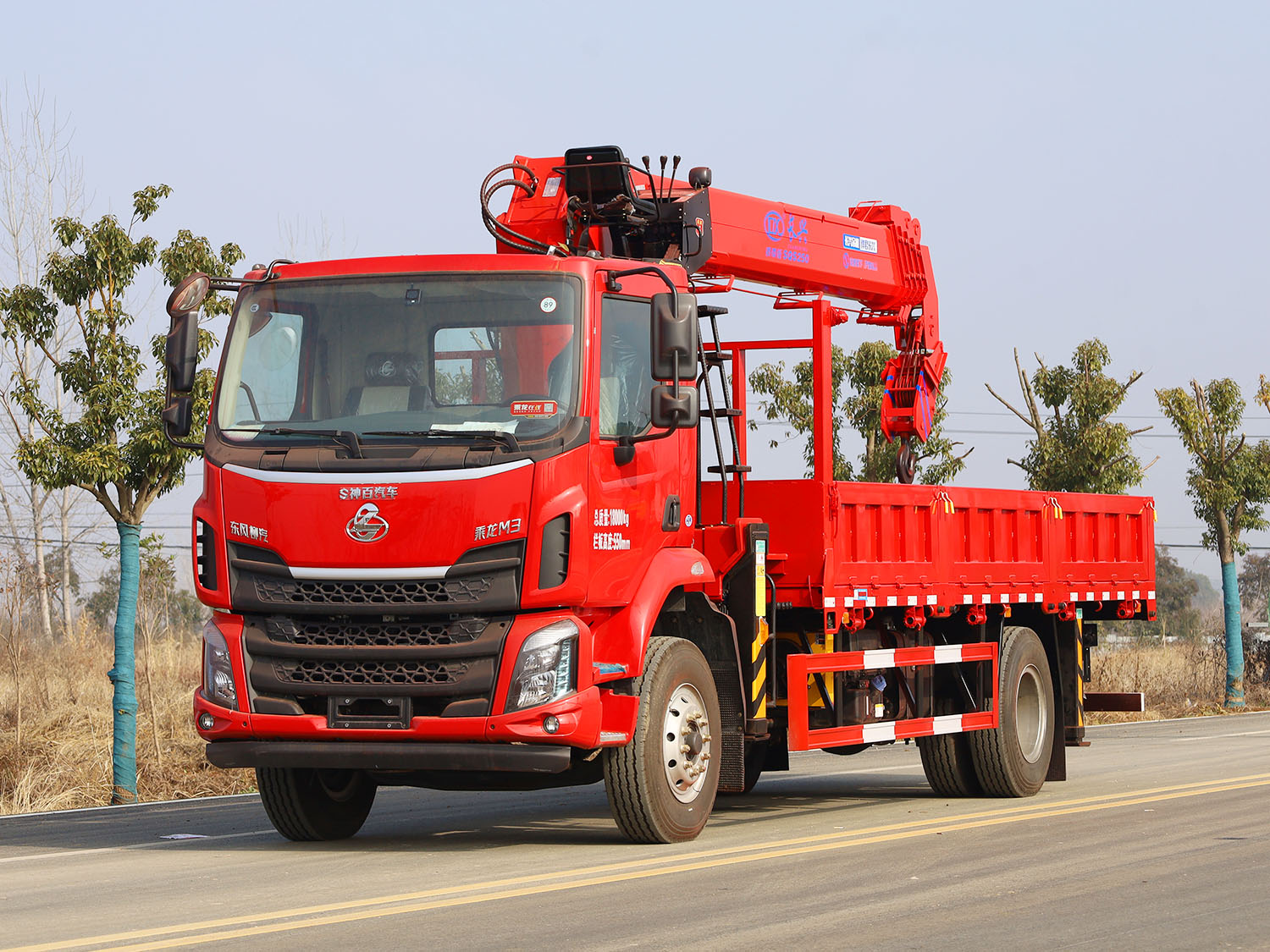 東風(fēng)柳汽乘龍M3單排上裝長(zhǎng)興10噸直臂式吊機(jī)（前置頂）