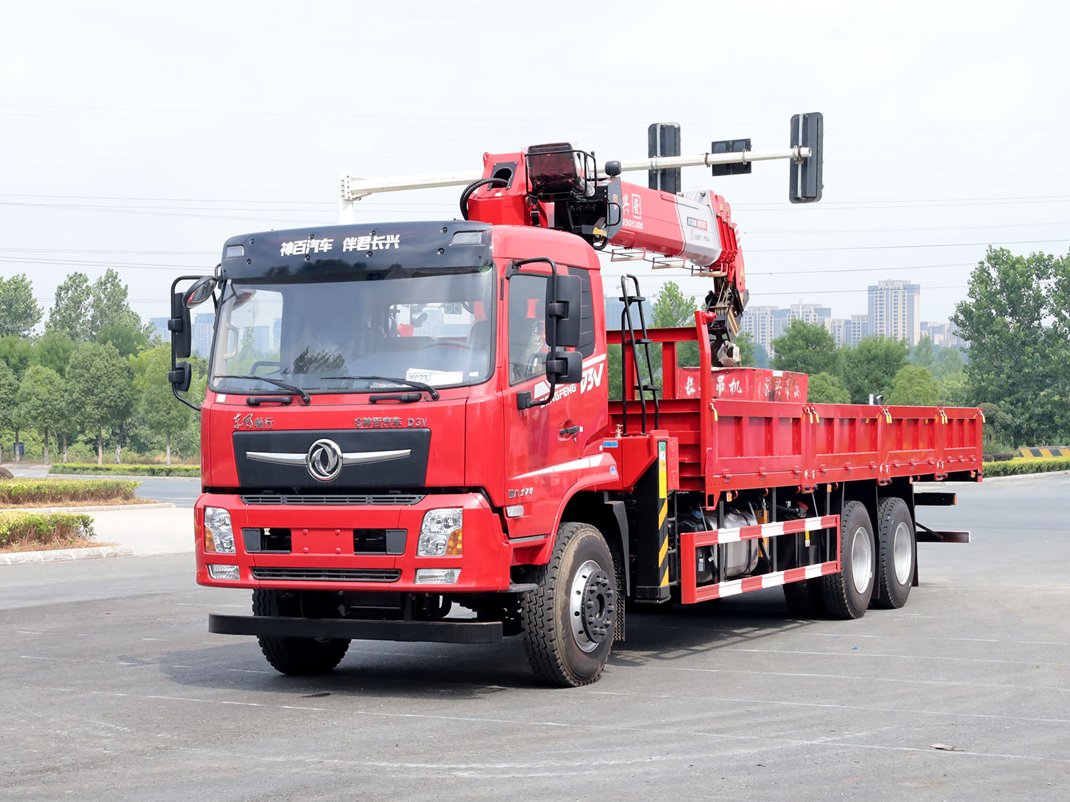東風暢行D3V后雙橋上裝長興發財版12噸直臂式吊機