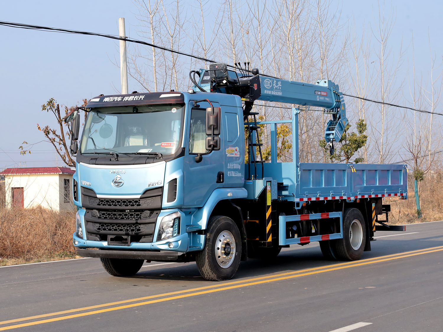 東風柳汽乘龍M3排半上裝長興質尊8噸直臂式吊機（短軸距，六條腿）