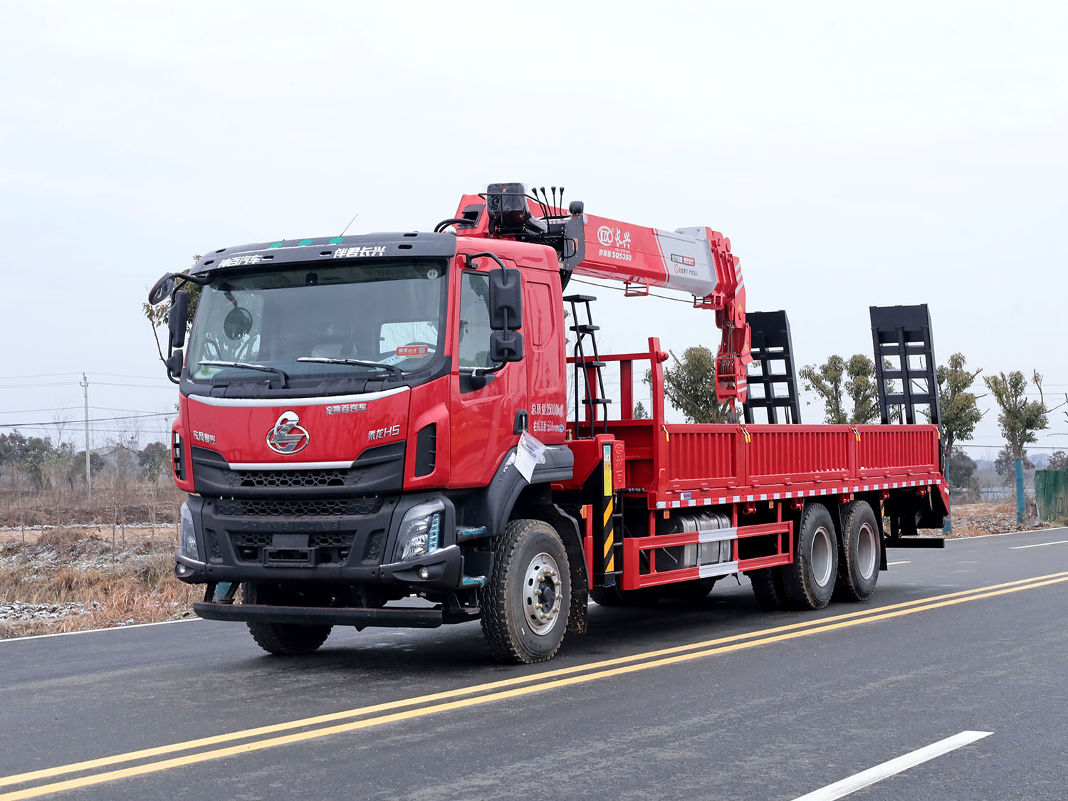東風柳汽乘龍H5后雙橋上裝長興14噸直臂式吊機（帶爬梯）