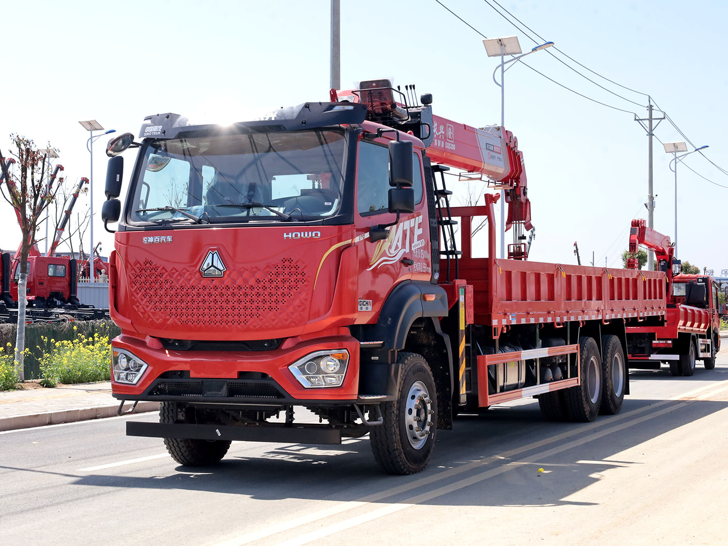 重汽豪沃后雙橋上裝長興發財版12噸直臂式吊機