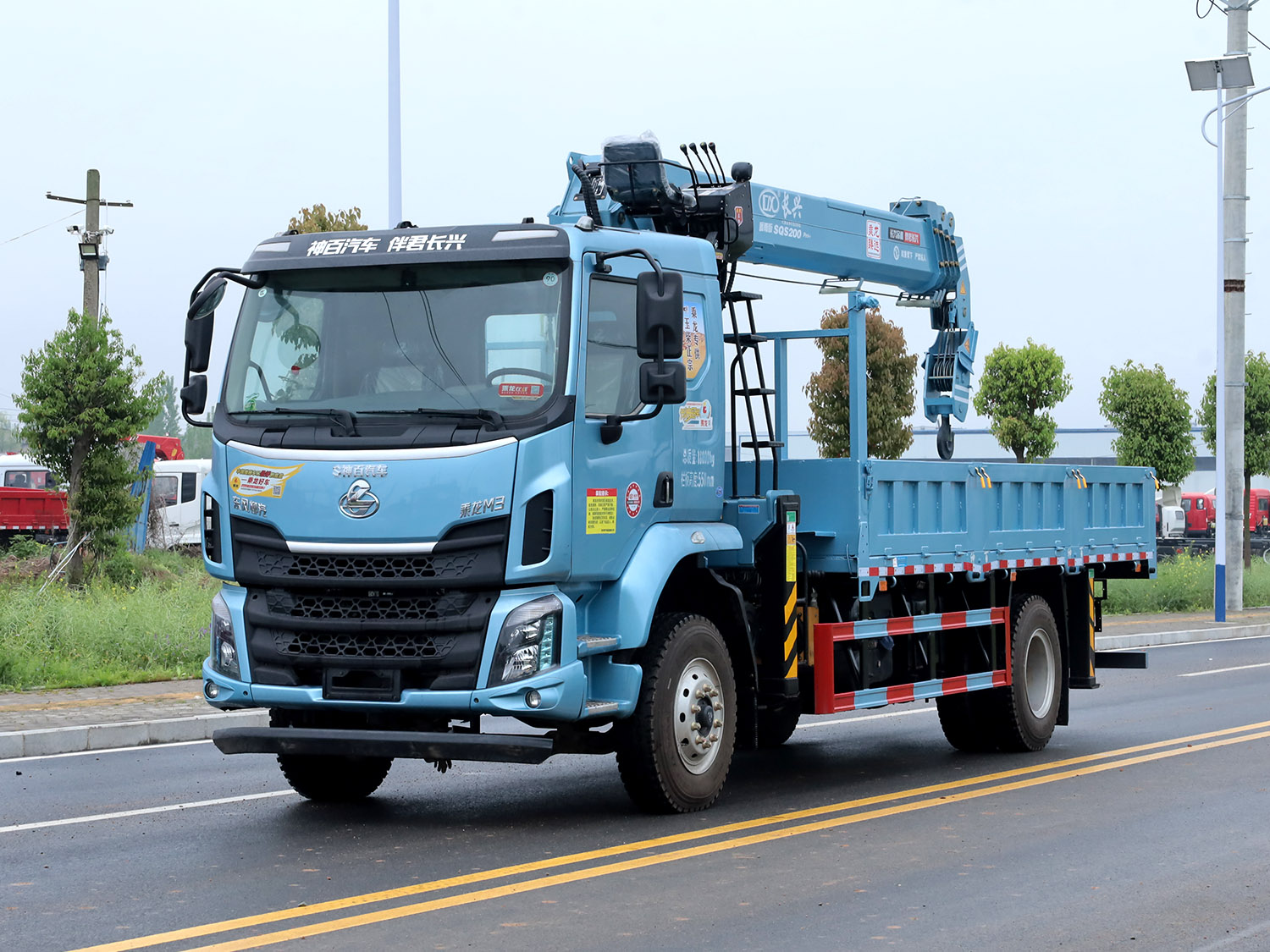 東風柳汽乘龍M3排半上裝長興質尊版8噸直臂式吊機（pro，吊機單控，六條腿）