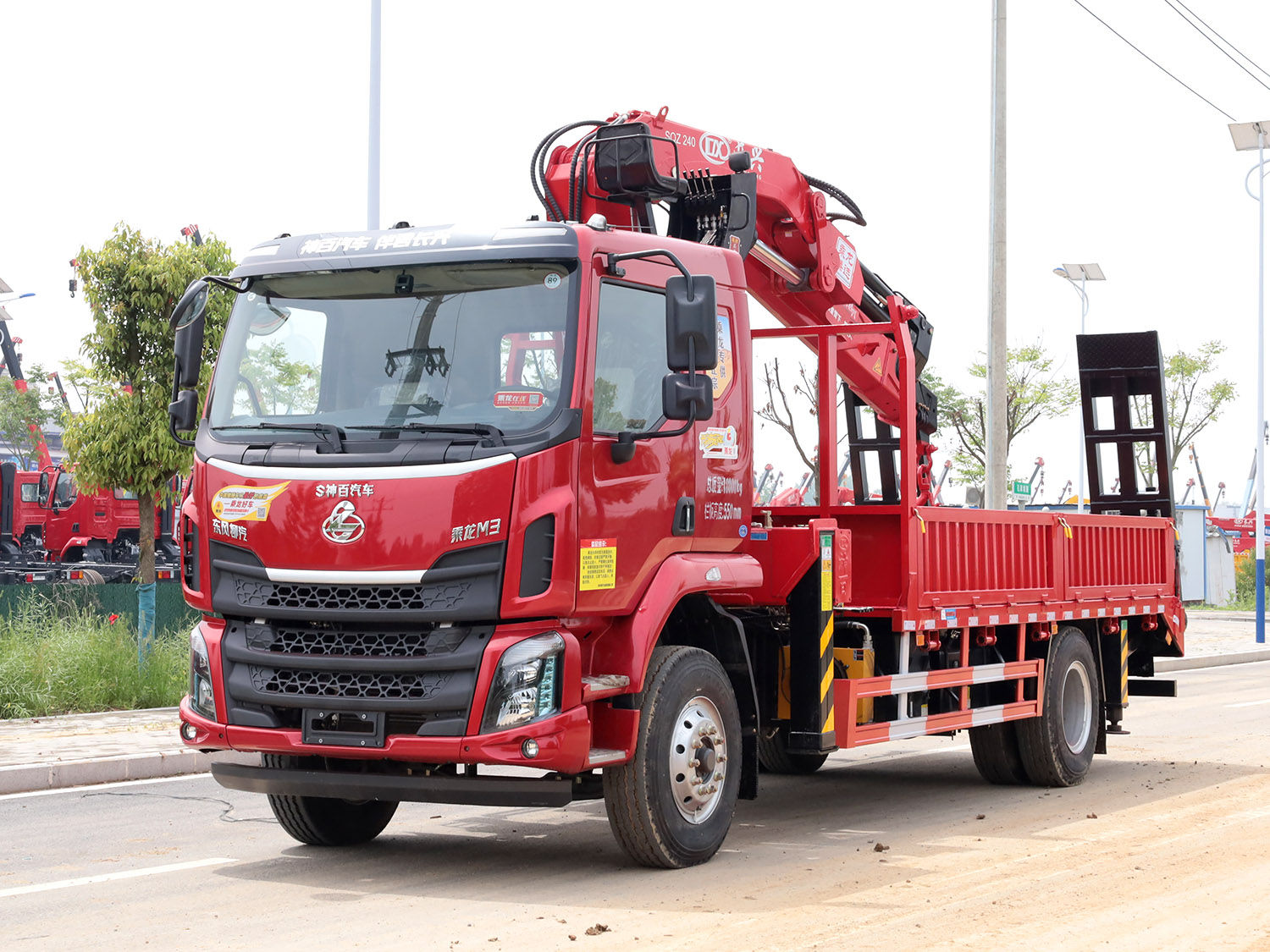 東風柳汽乘龍M3排半上裝長興12噸折臂式吊機（帶爬梯）