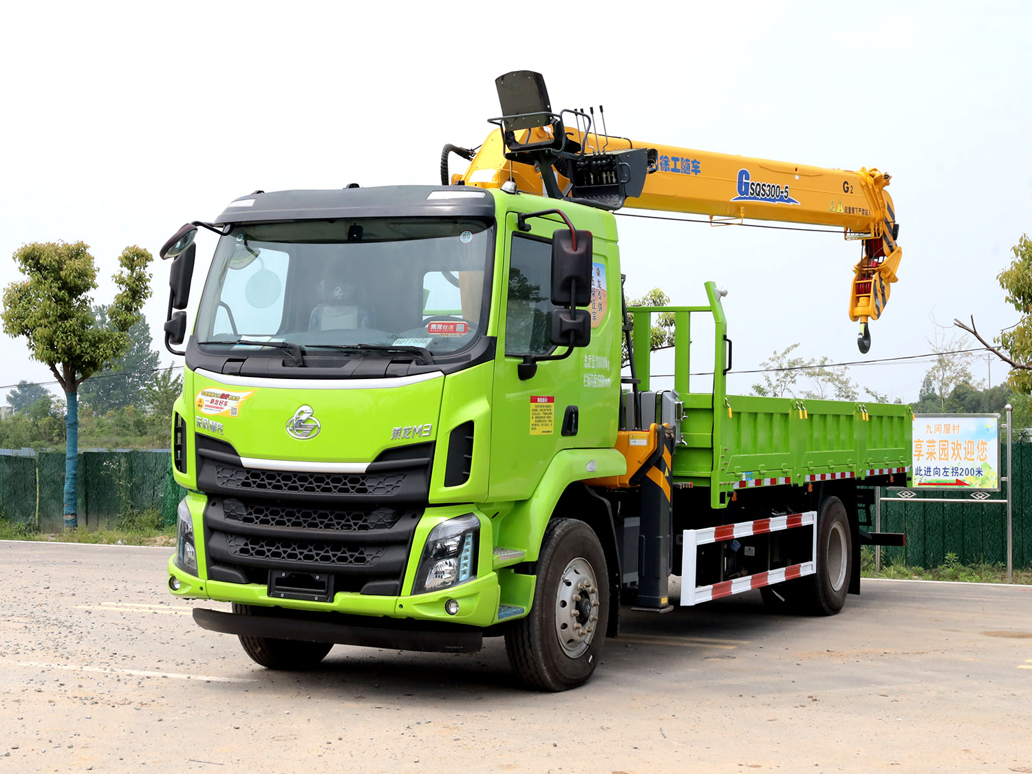 東風柳汽乘龍M3排半上裝徐工12噸直臂式吊機