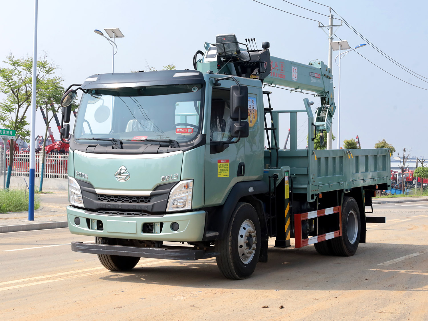 東風柳汽乘龍L3排半上裝長興發財版8噸直臂式吊機