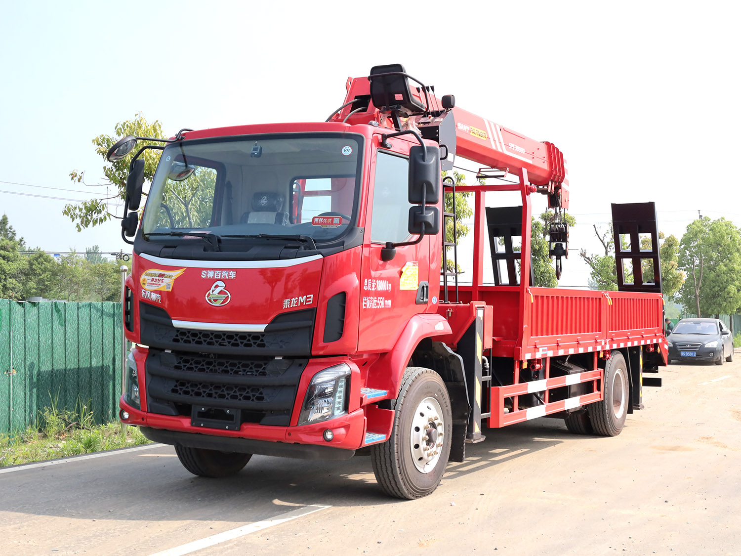 東風柳汽乘龍M3單排上裝三一12噸直臂式吊機（帶爬梯）