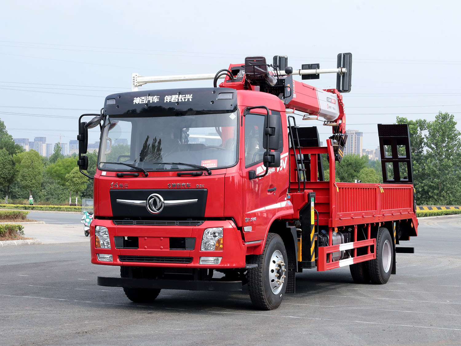 東風暢行D3V排半上裝長興發財版8噸直臂式吊機（帶爬梯）