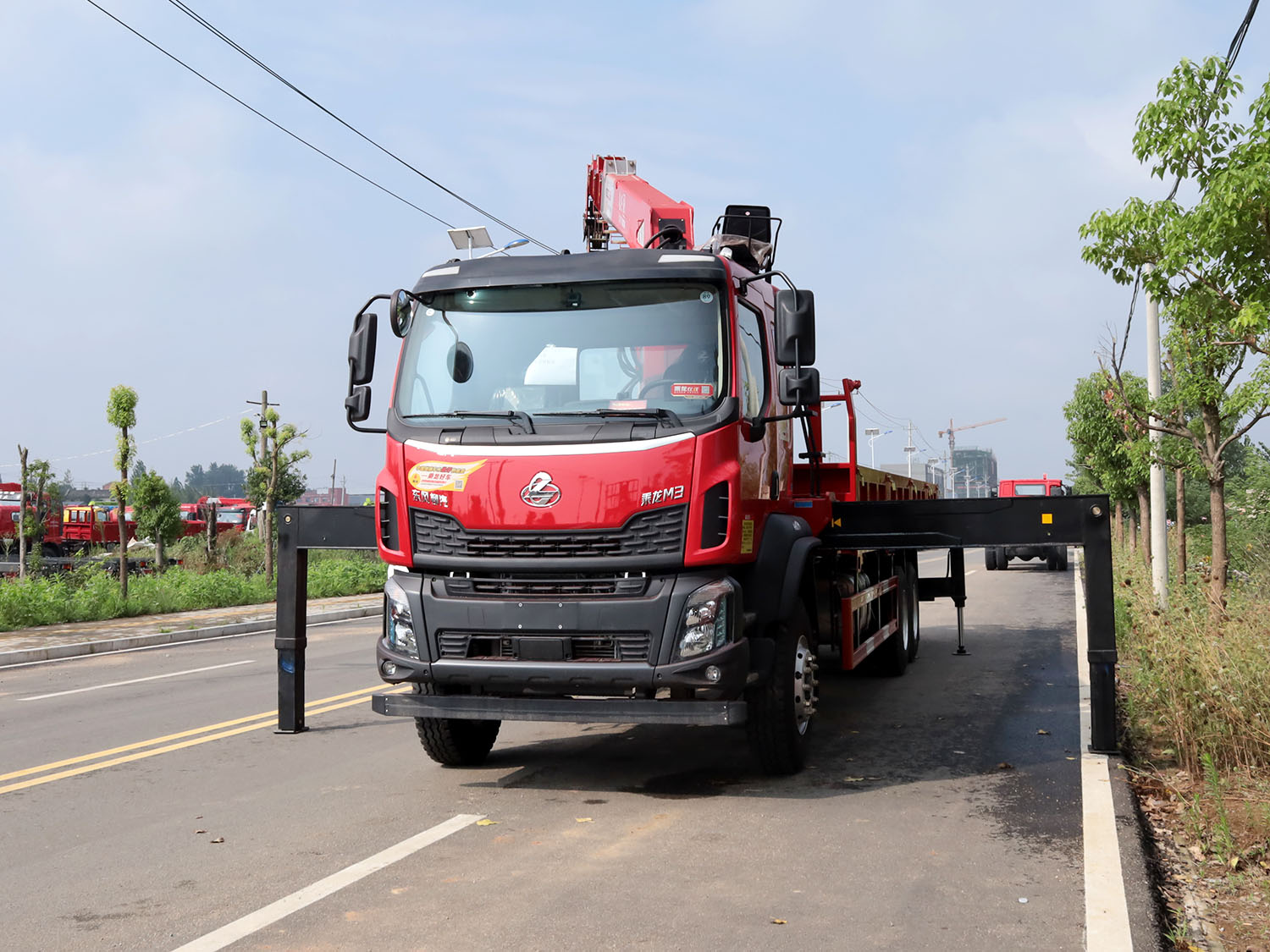 東風柳汽乘龍M3后雙橋上裝長興發財版8噸直臂式吊機