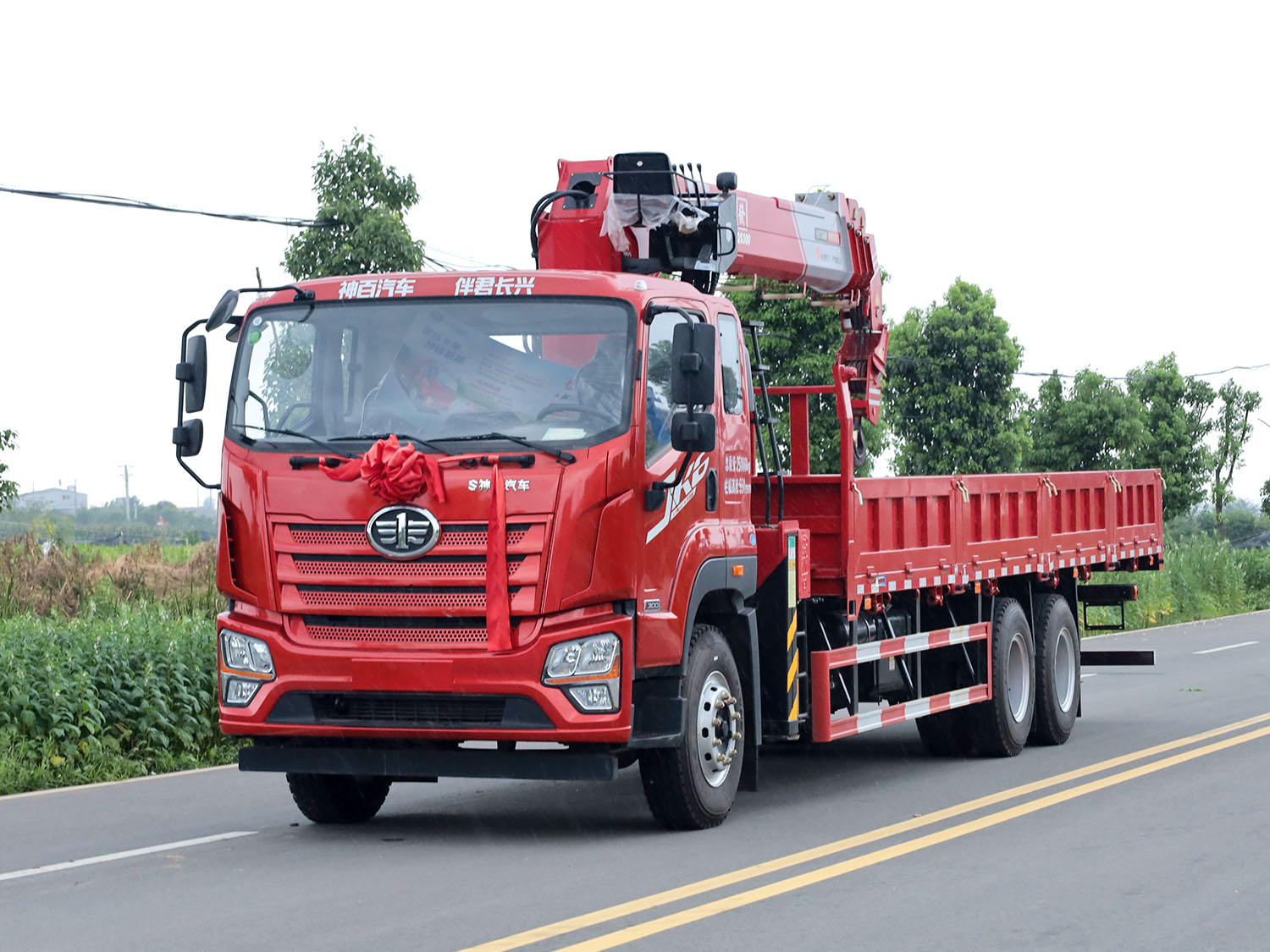 解放JK6后雙橋上裝長興發財版12噸直臂式吊機