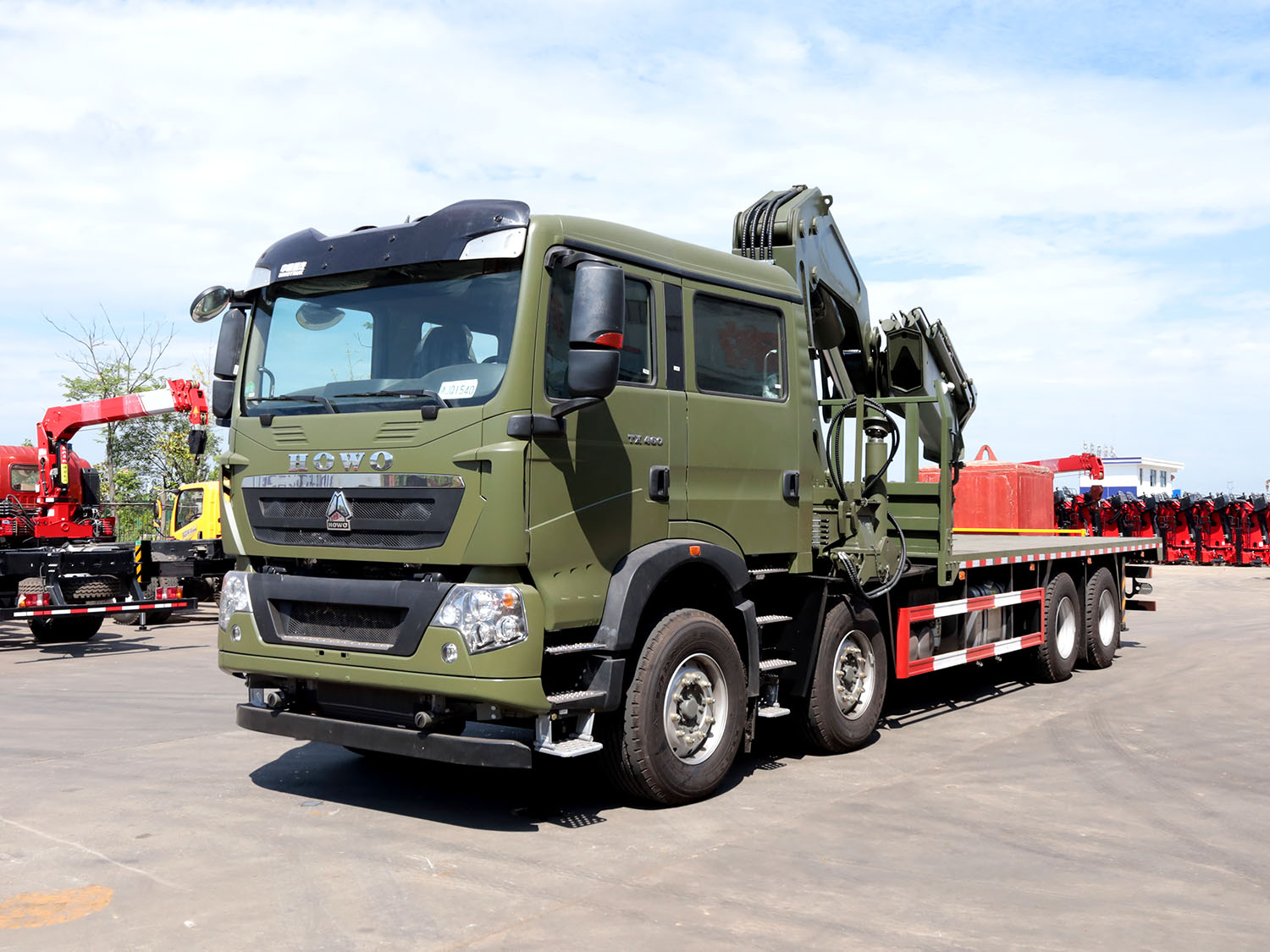 重汽豪沃前四后八上裝長興30噸折臂式吊機（雙排座，軍綠色）