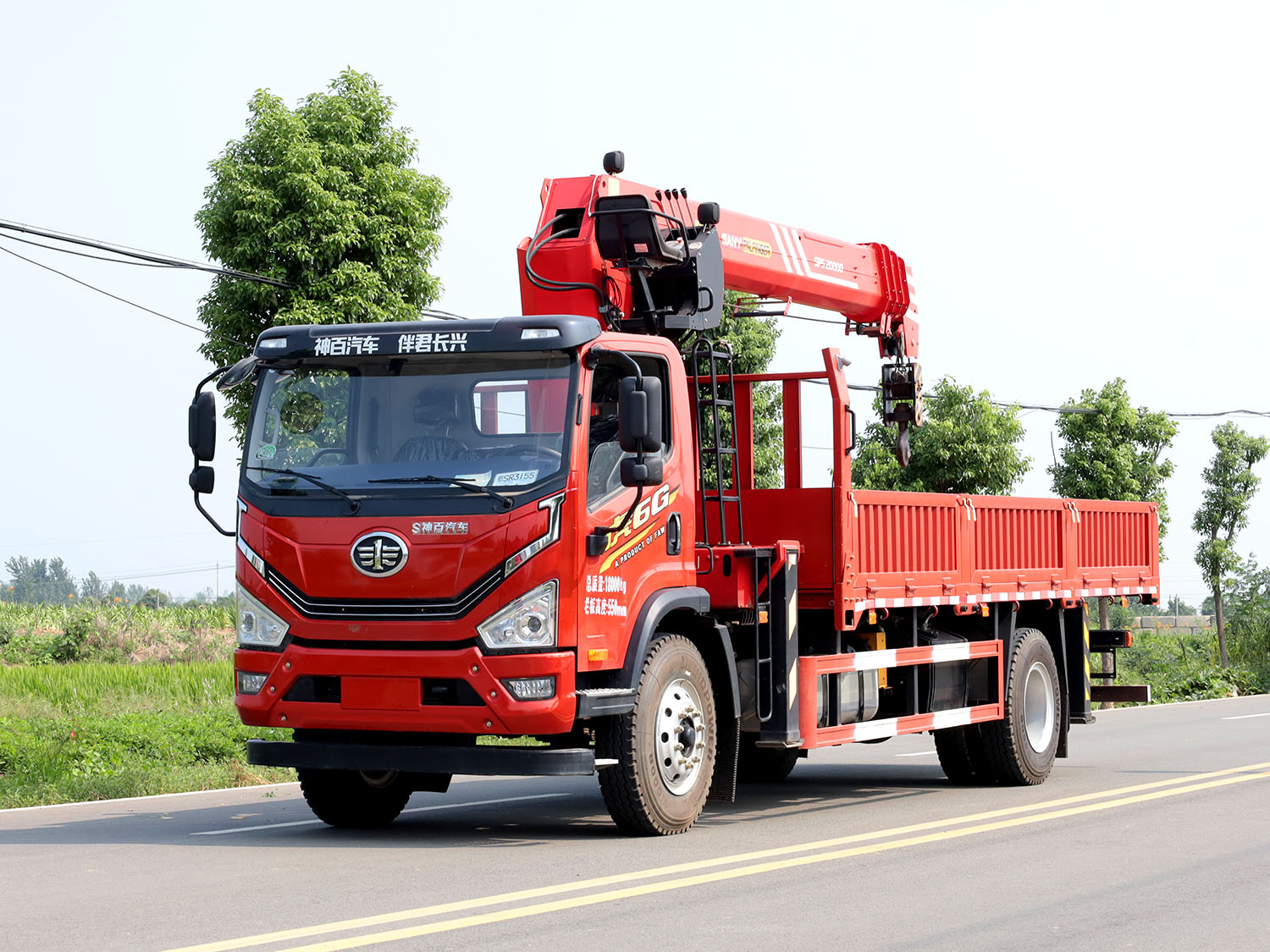 解放虎6G單排上裝三一8噸直臂式吊機(jī)