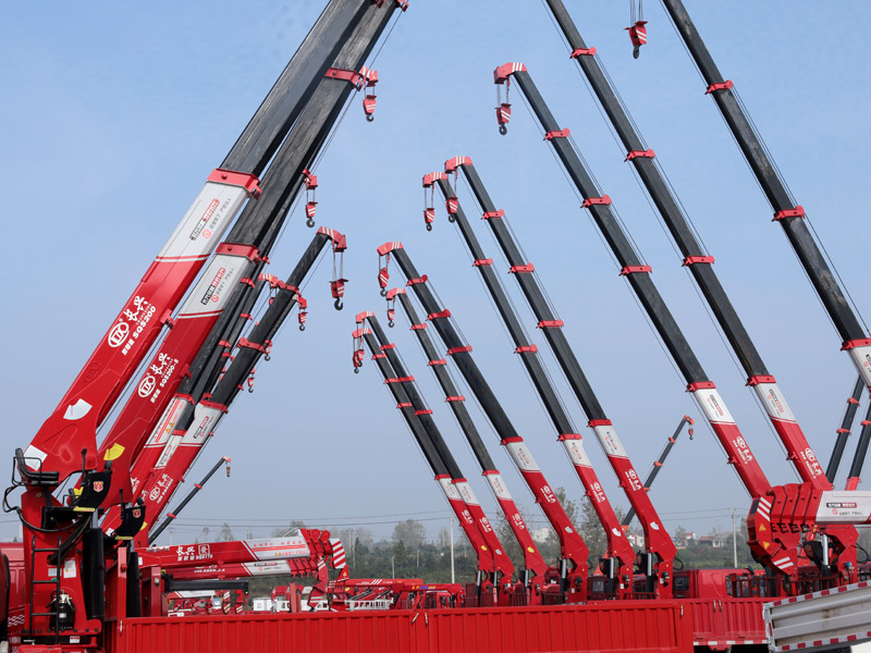 探訪長興隨車起重機生產廠家-伴君長興