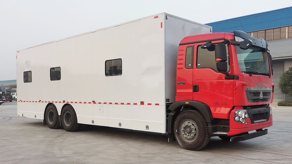 重汽后八輪宿營車