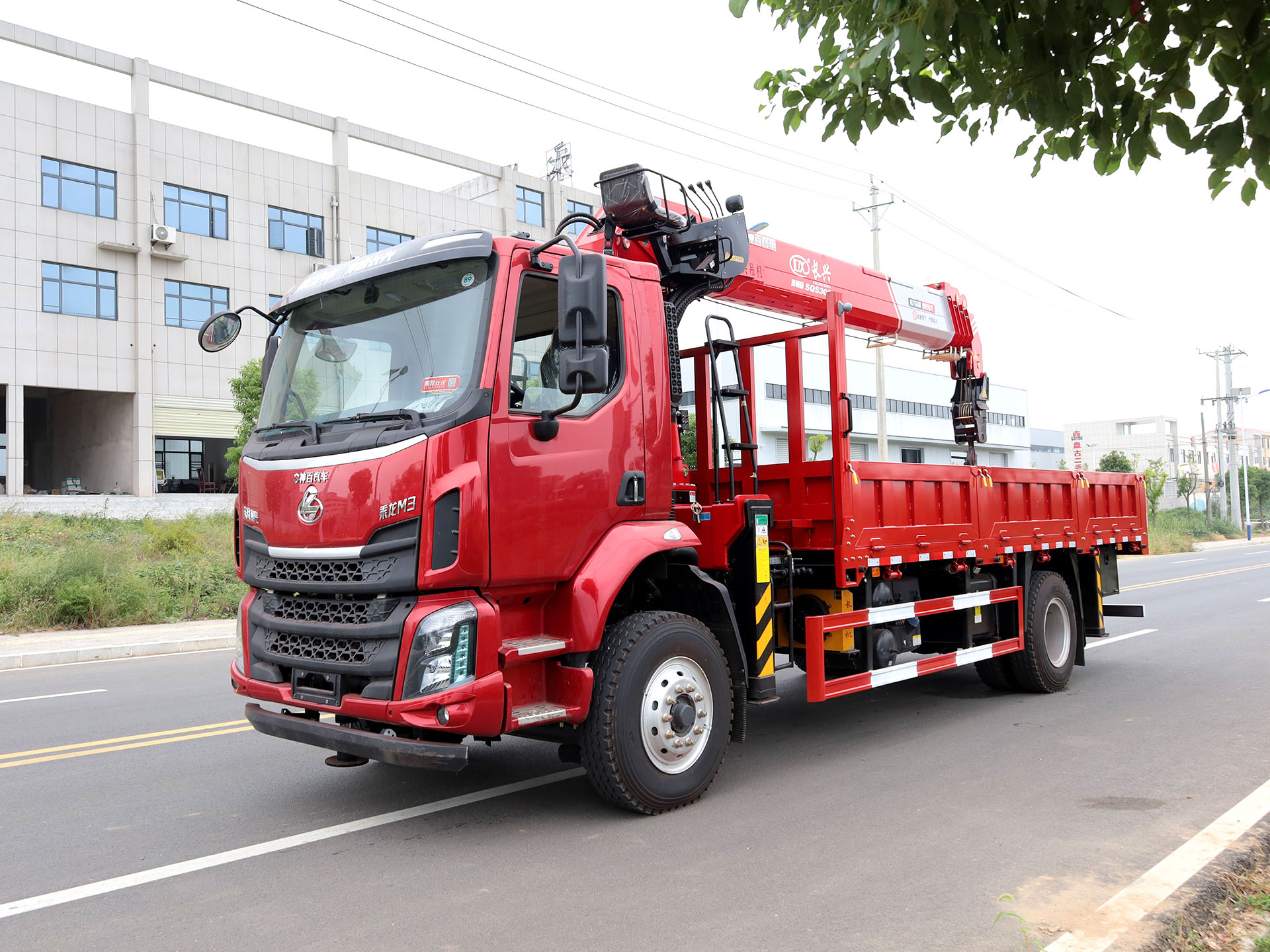 東風(fēng)柳汽乘龍M3單排上裝長(zhǎng)興質(zhì)尊版12噸直臂式吊機(jī)