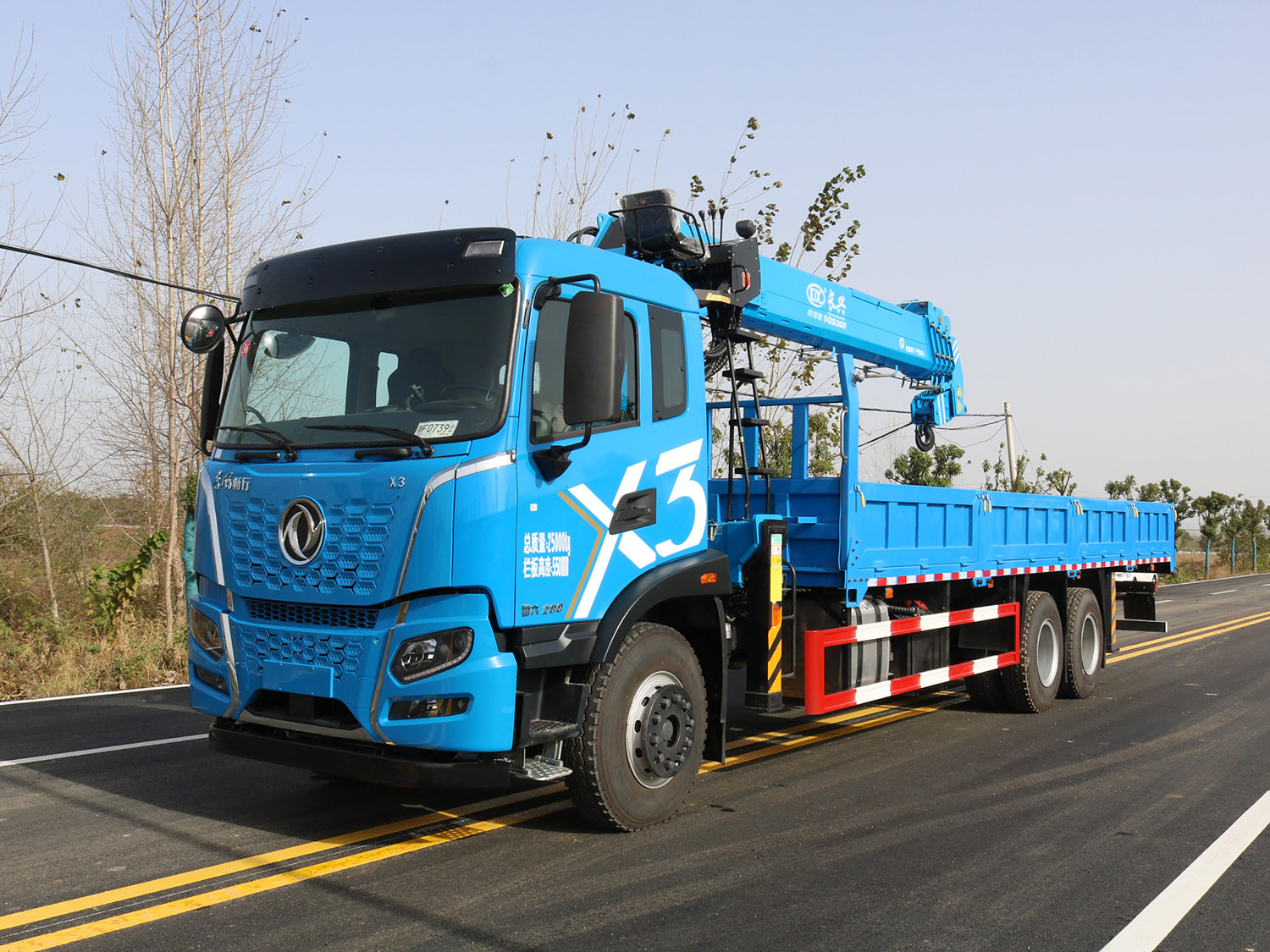 東風(fēng)暢行X3后雙橋上裝長(zhǎng)興質(zhì)尊版12噸直臂式吊機(jī)